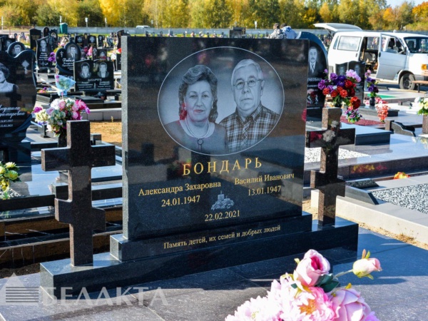 Памятники двойные