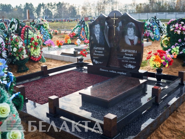 Памятники двойные