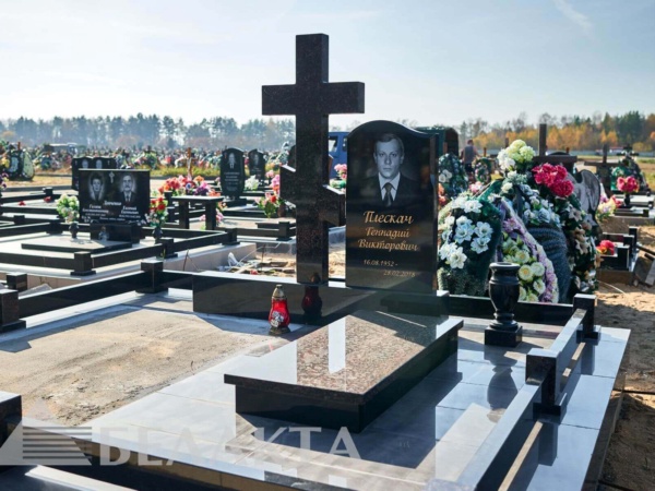 Памятники двойные