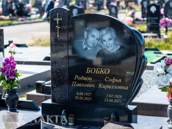 Памятники двойные
