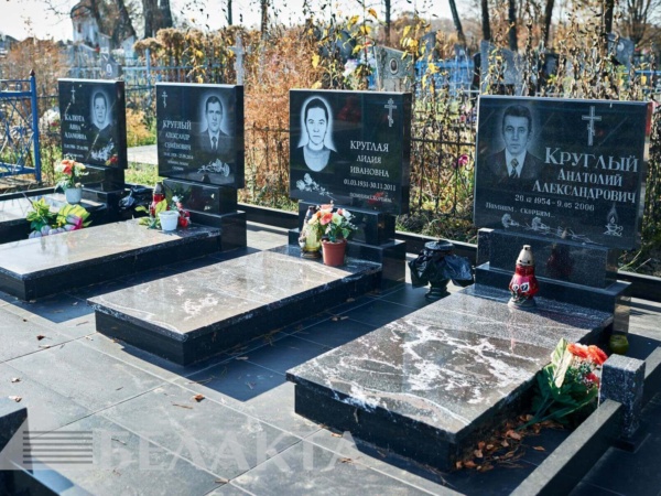 Памятники тройные и более